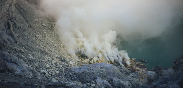 Nusifotografuoti norėjusi turistė matant vyrui nukrito į ugnikalnio kraterį