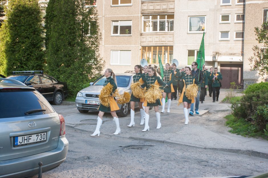 Eigulių gyventojus pažadino pučiamųjų orkestras