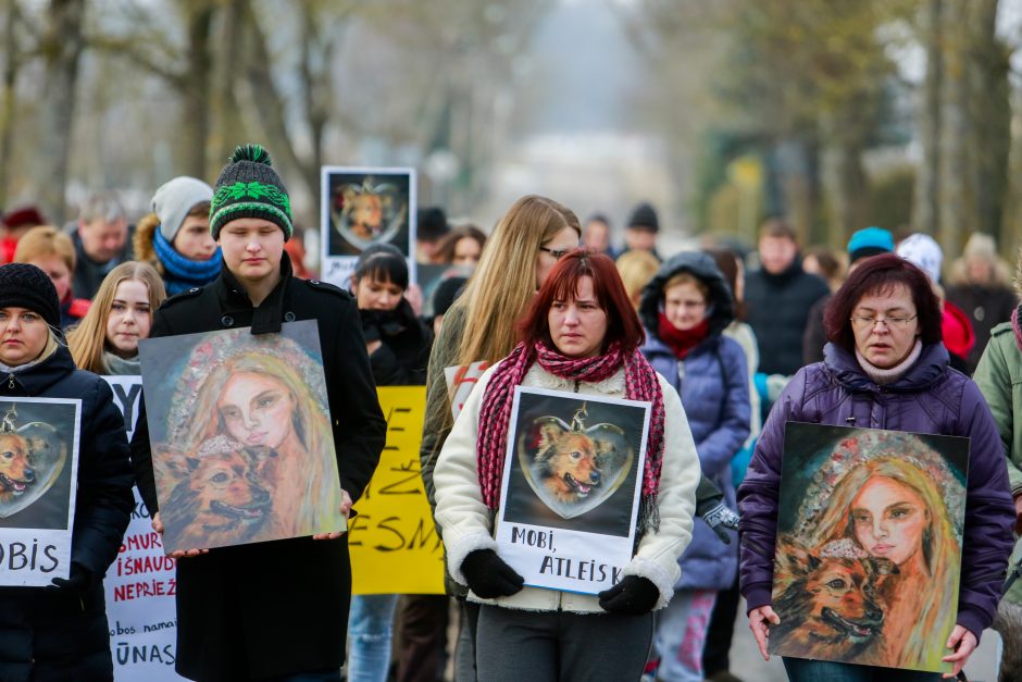 Nesuvokiamas žiaurumas: šunį uždaužė kirviu, nes jis lojo