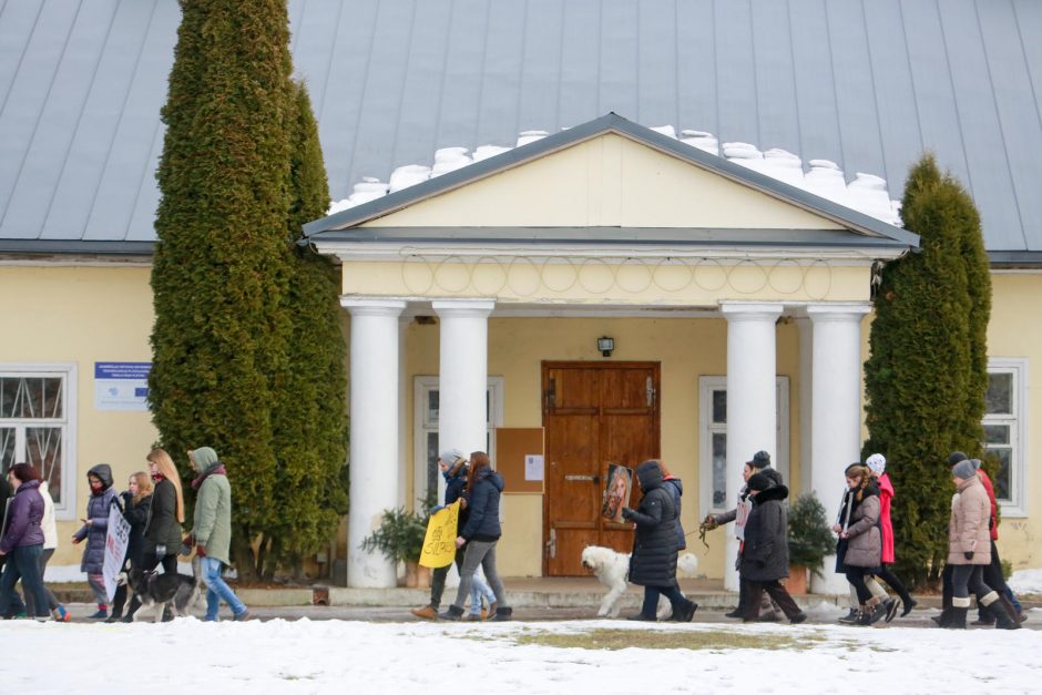 Nesuvokiamas žiaurumas: šunį uždaužė kirviu, nes jis lojo