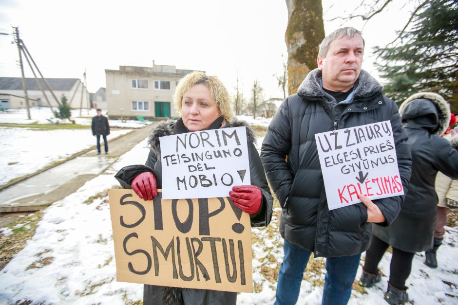 Nesuvokiamas žiaurumas: šunį uždaužė kirviu, nes jis lojo