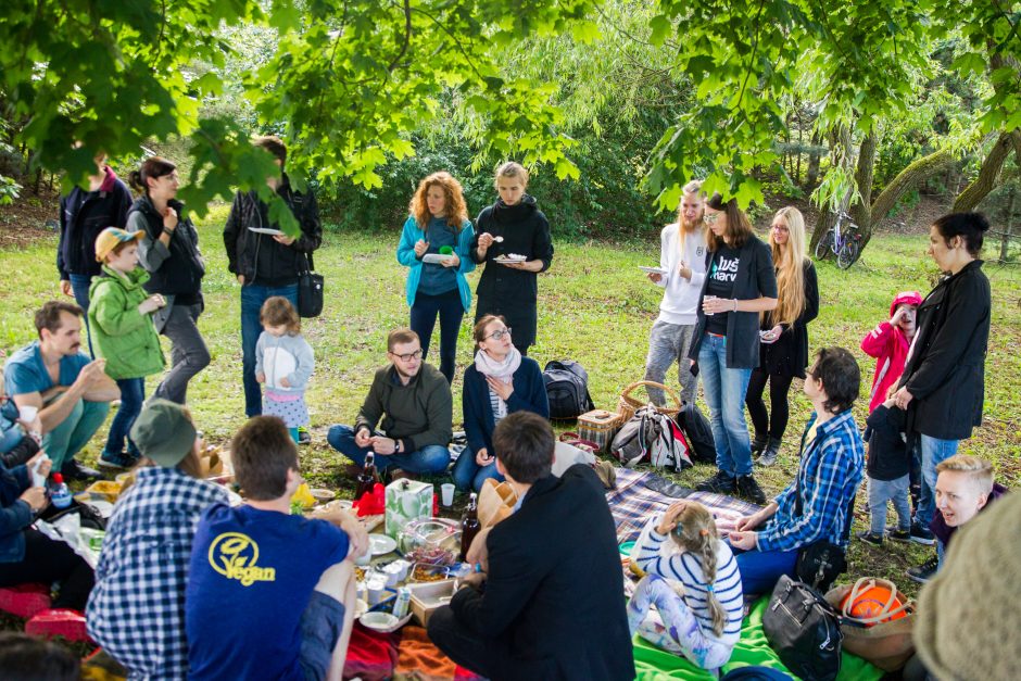 Veganų piknikas: draugiška kompanija, pačių gaminti patiekalai ir diskusijos