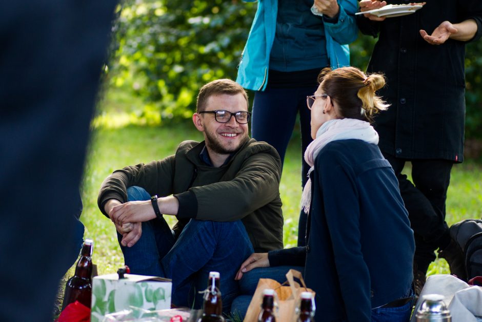 Veganų piknikas: draugiška kompanija, pačių gaminti patiekalai ir diskusijos