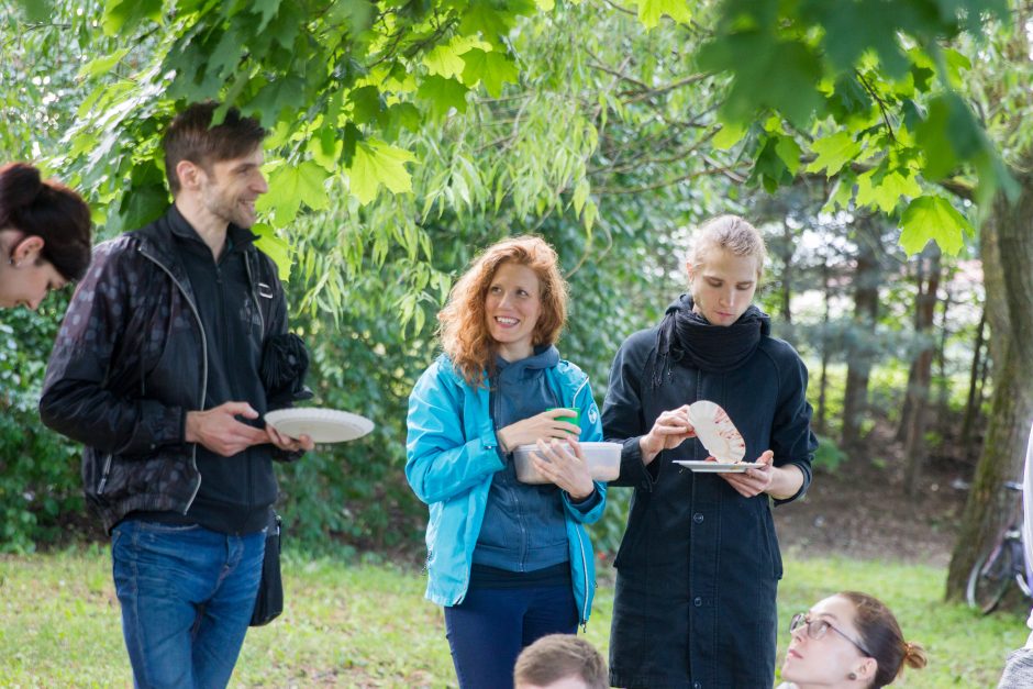 Veganų piknikas: draugiška kompanija, pačių gaminti patiekalai ir diskusijos