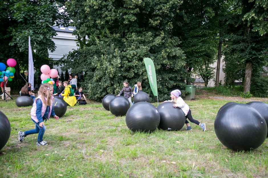 Parodos kalno šturmas: žmonės kopė kirpdamiesi, su vaišių stalais, šunys – neštuvuose