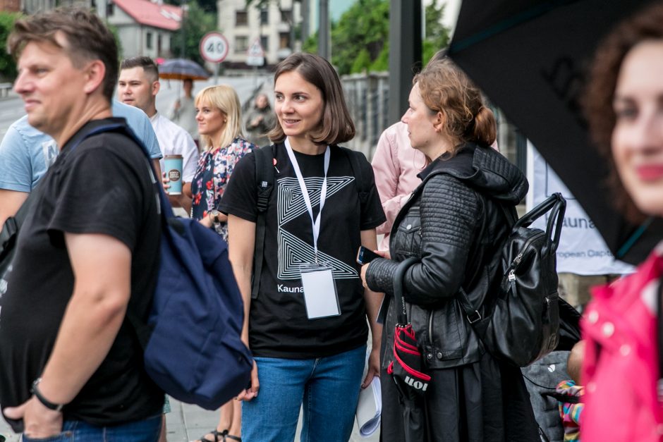 Parodos kalno šturmas: žmonės kopė kirpdamiesi, su vaišių stalais, šunys – neštuvuose