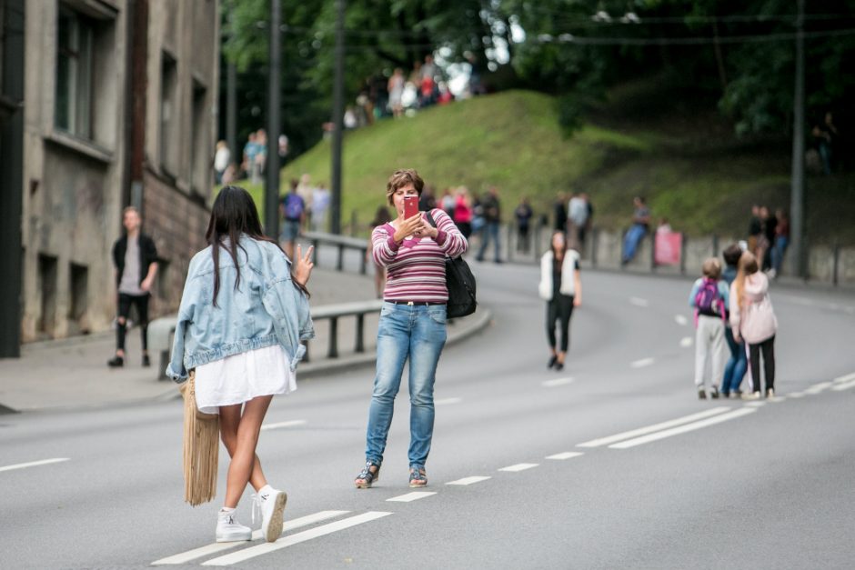 Parodos kalno šturmas: žmonės kopė kirpdamiesi, su vaišių stalais, šunys – neštuvuose