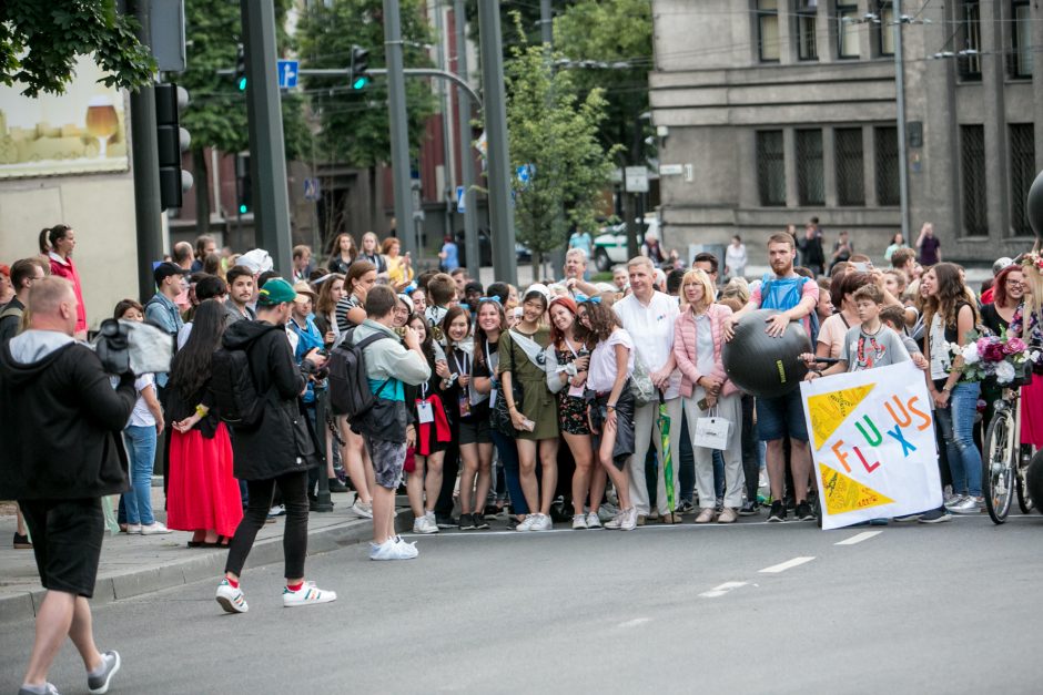 Parodos kalno šturmas: žmonės kopė kirpdamiesi, su vaišių stalais, šunys – neštuvuose