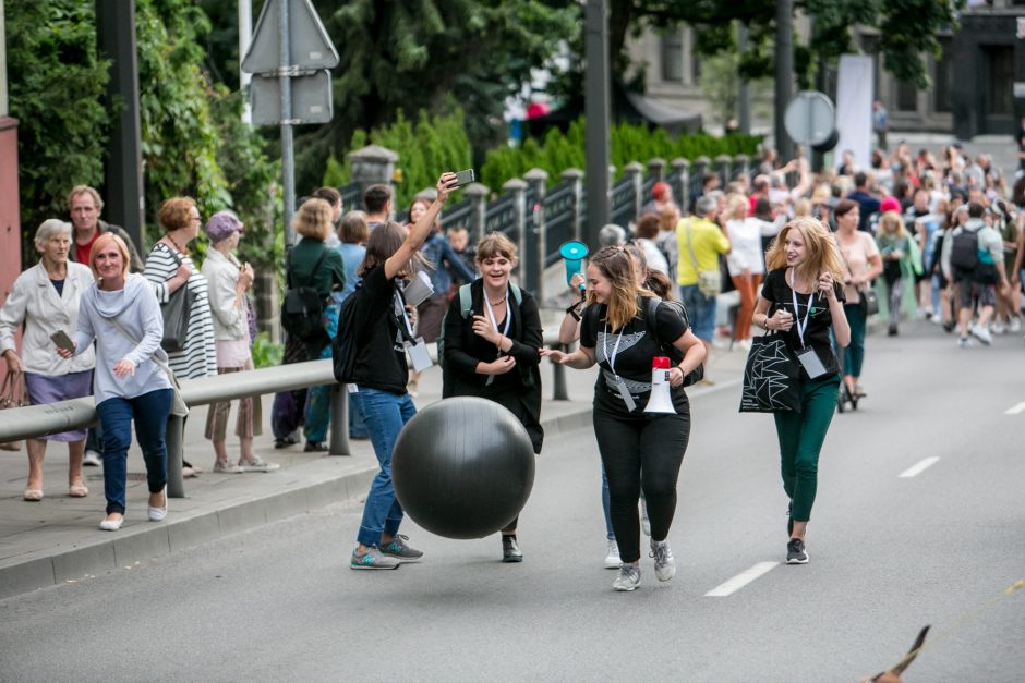 Parodos kalno šturmas: žmonės kopė kirpdamiesi, su vaišių stalais, šunys – neštuvuose