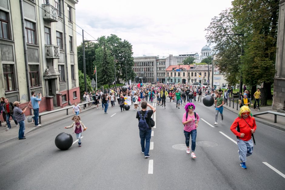 Parodos kalno šturmas: žmonės kopė kirpdamiesi, su vaišių stalais, šunys – neštuvuose