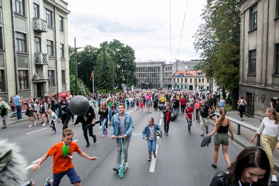 Parodos kalno šturmas: žmonės kopė kirpdamiesi, su vaišių stalais, šunys – neštuvuose