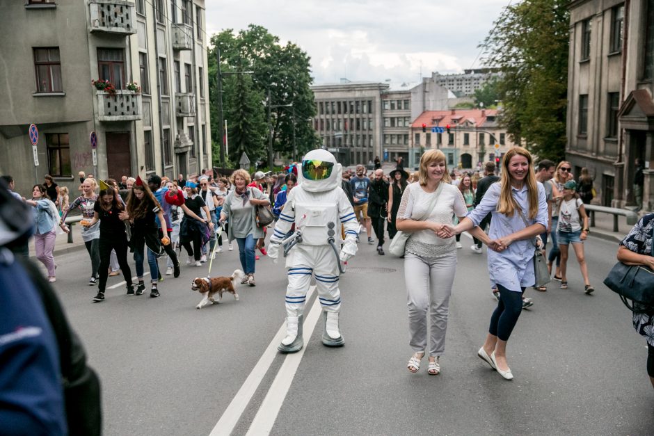 Parodos kalno šturmas: žmonės kopė kirpdamiesi, su vaišių stalais, šunys – neštuvuose