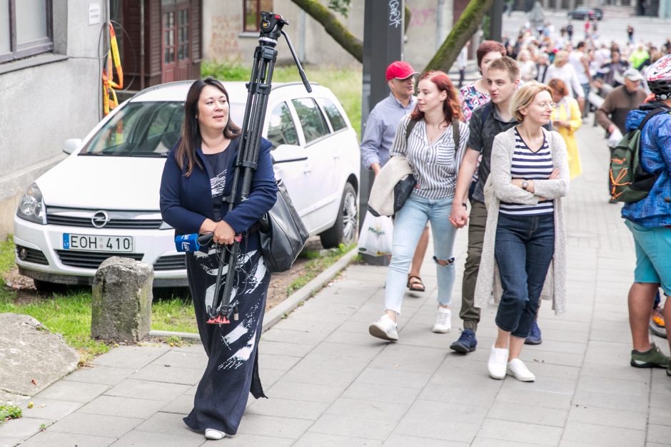 Parodos kalno šturmas: žmonės kopė kirpdamiesi, su vaišių stalais, šunys – neštuvuose