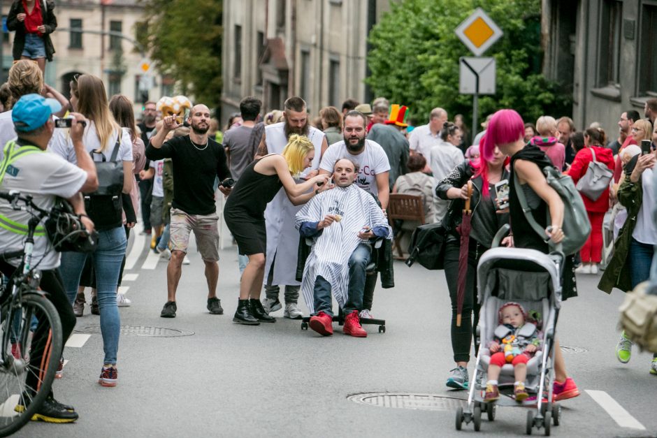 Parodos kalno šturmas: žmonės kopė kirpdamiesi, su vaišių stalais, šunys – neštuvuose