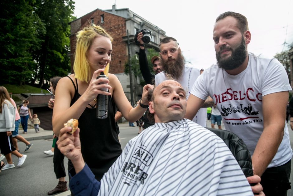 Parodos kalno šturmas: žmonės kopė kirpdamiesi, su vaišių stalais, šunys – neštuvuose