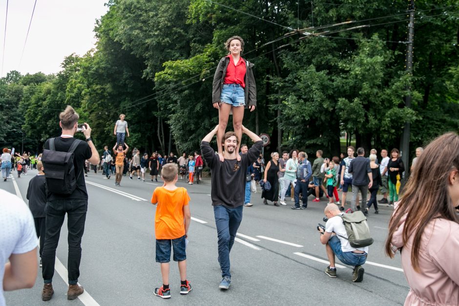 Parodos kalno šturmas: žmonės kopė kirpdamiesi, su vaišių stalais, šunys – neštuvuose