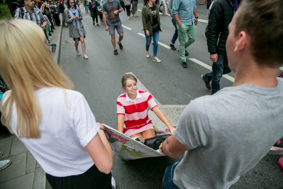 Parodos kalno šturmas: žmonės kopė kirpdamiesi, su vaišių stalais, šunys – neštuvuose