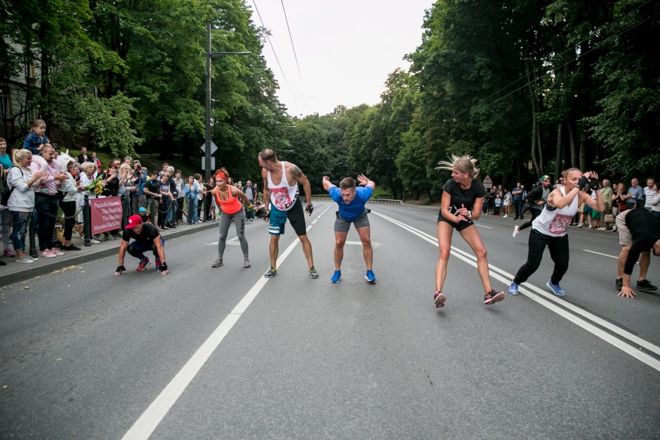 Parodos kalno šturmas: žmonės kopė kirpdamiesi, su vaišių stalais, šunys – neštuvuose