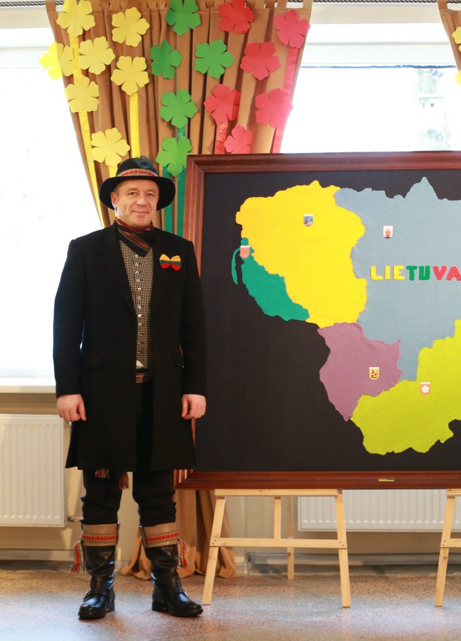 Tautinius kostiumus darželinukams dalina patys Seimo „valstiečiai“