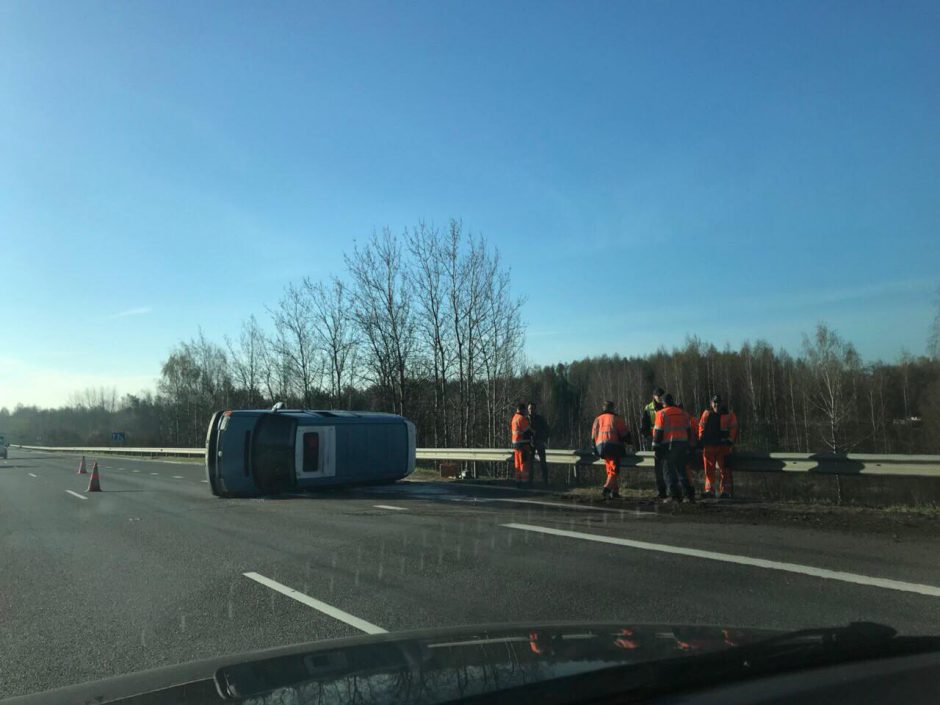 Eismo nelaimė greitkelyje: automobilis nusileido ant šono