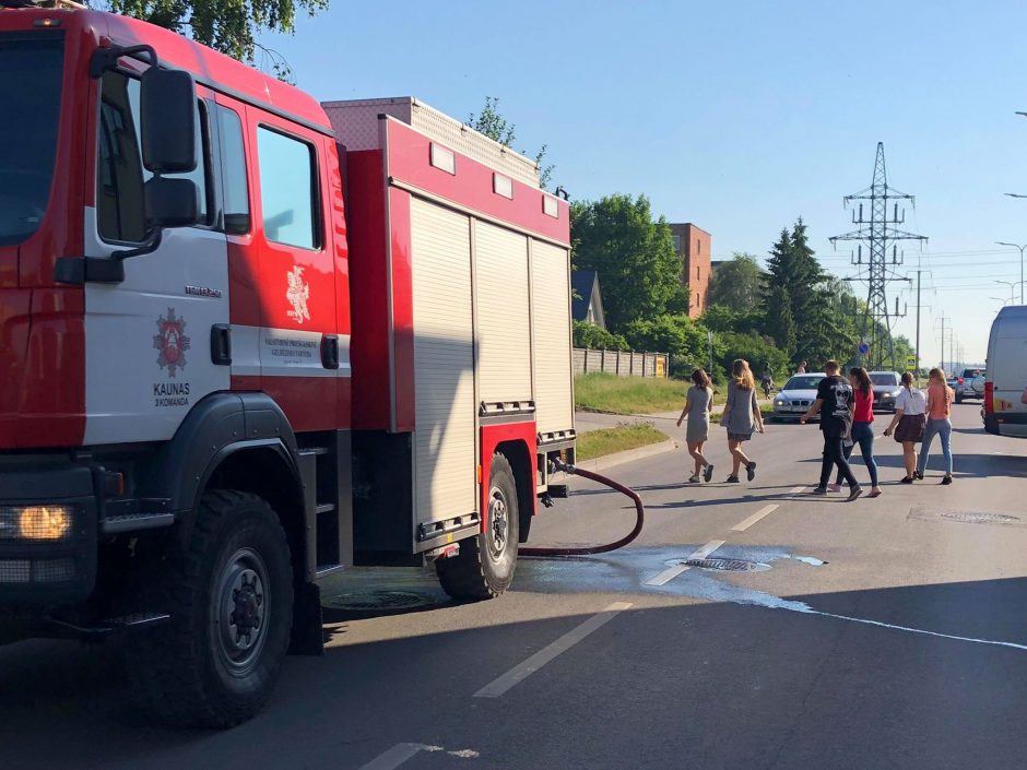 Partizanų g. nugriaudėjo sprogimas – iš automobilio liko tik metalo krūva