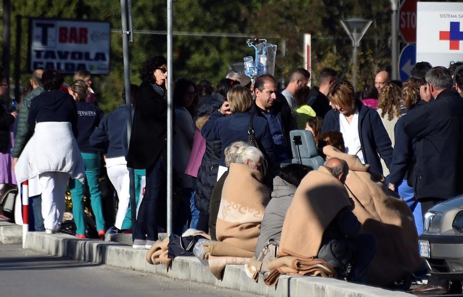 Po trečio žemės drebėjimo namų neteko tūkstančiai italų