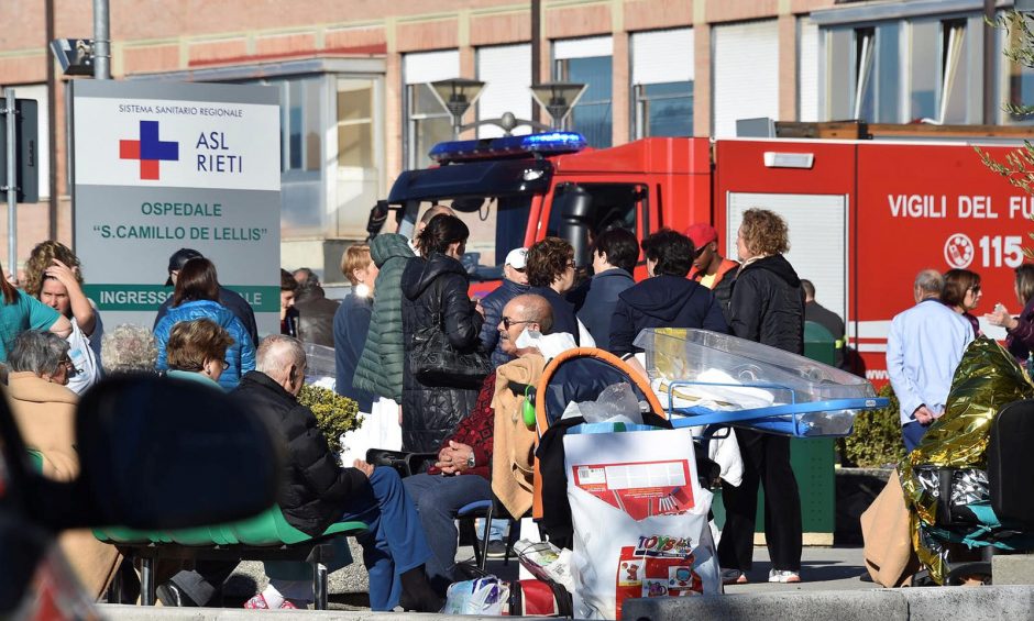 Po trečio žemės drebėjimo namų neteko tūkstančiai italų