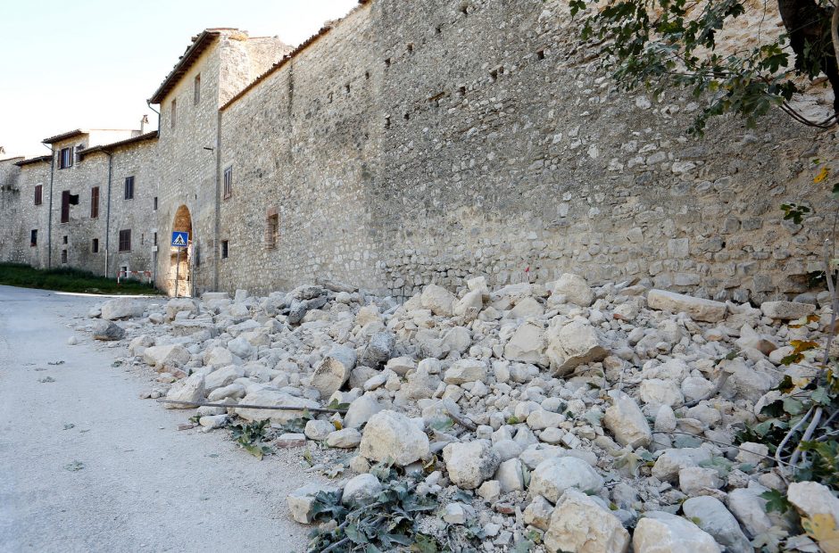 Po trečio žemės drebėjimo namų neteko tūkstančiai italų