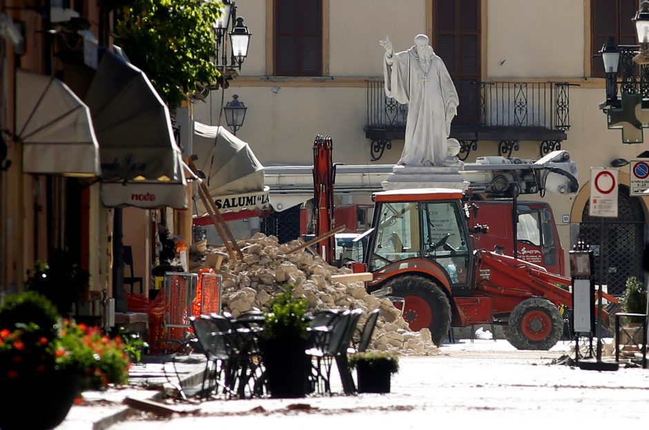 Po trečio žemės drebėjimo namų neteko tūkstančiai italų