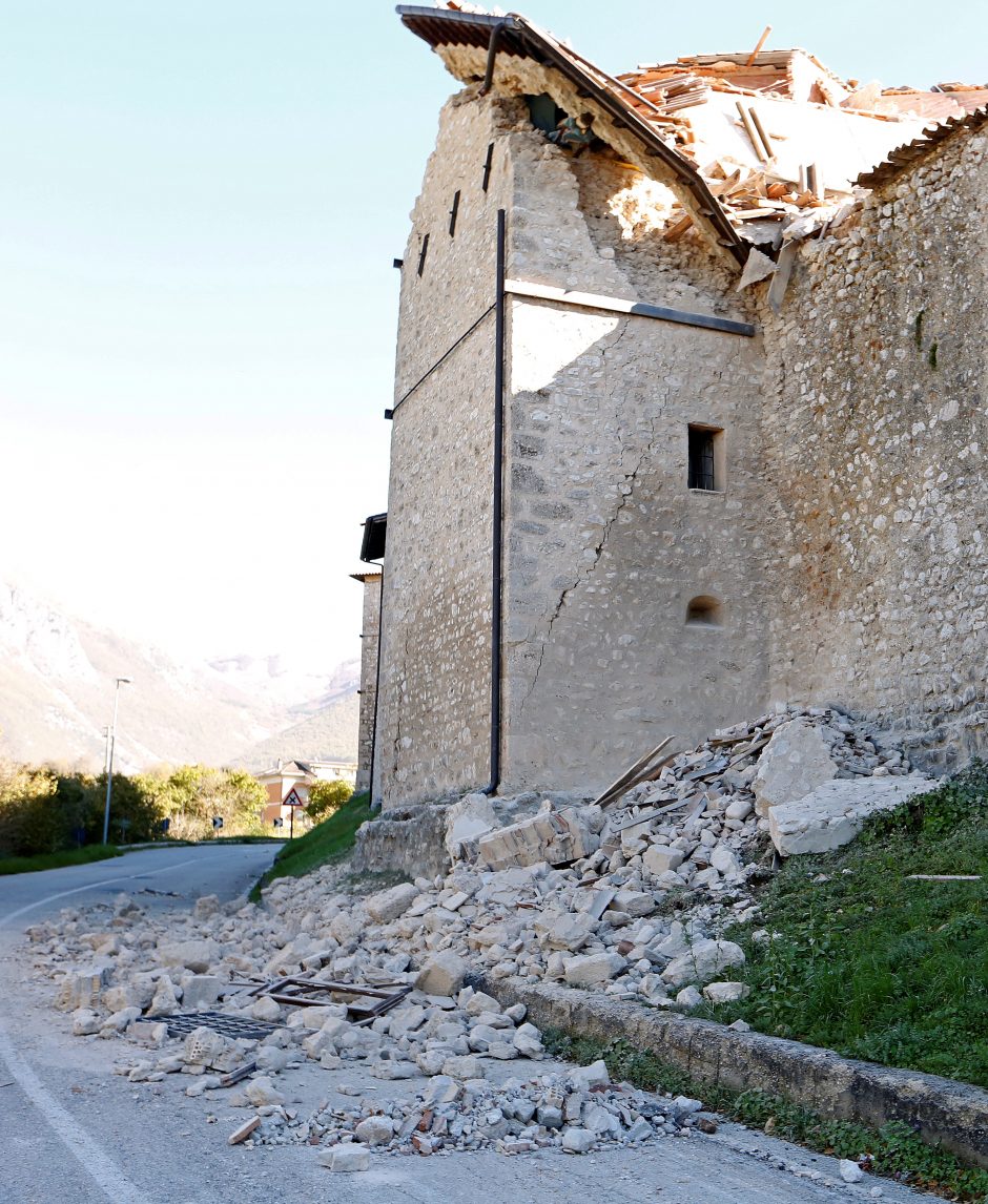 Po trečio žemės drebėjimo namų neteko tūkstančiai italų