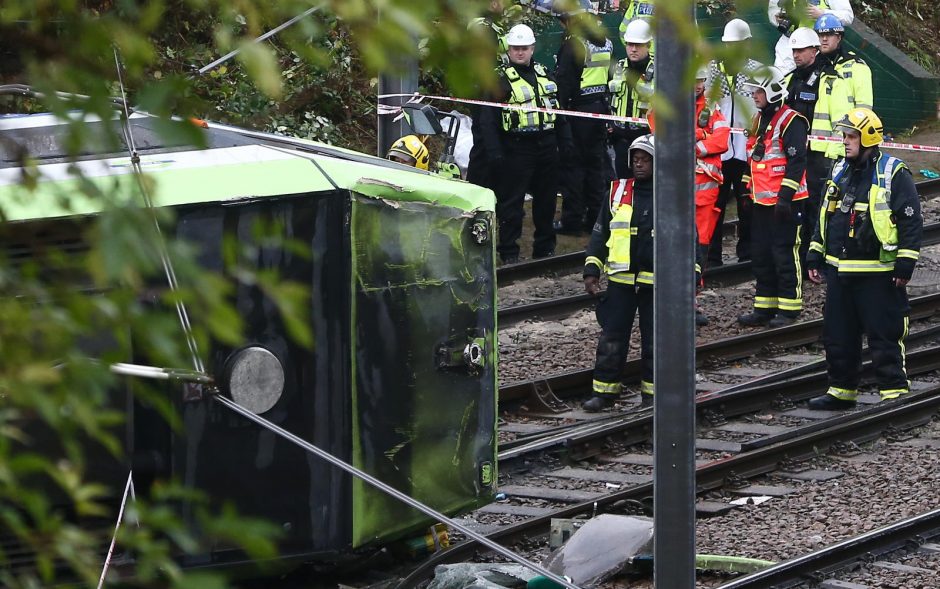 Londone apvirtus tramvajui žuvo žmogus, dar pusšimtis sužeista