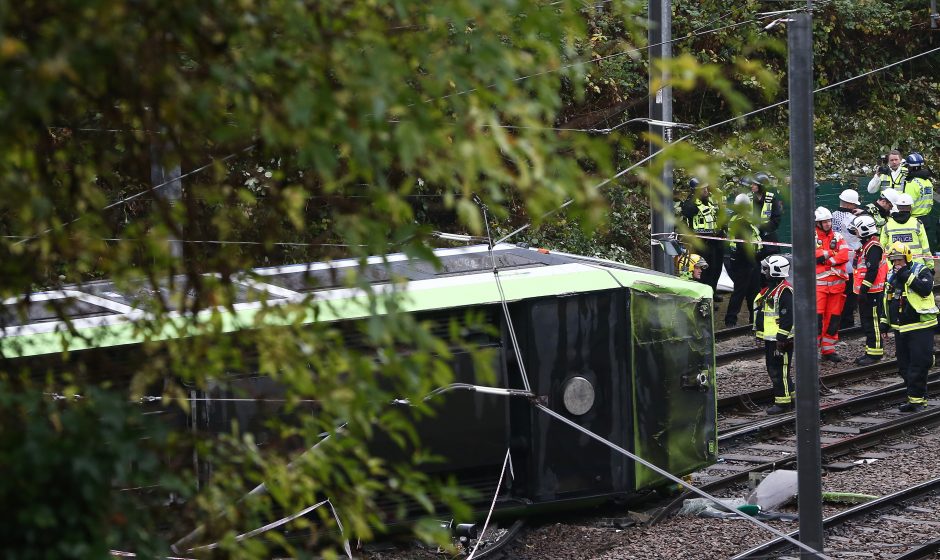 Londone apvirtus tramvajui žuvo žmogus, dar pusšimtis sužeista