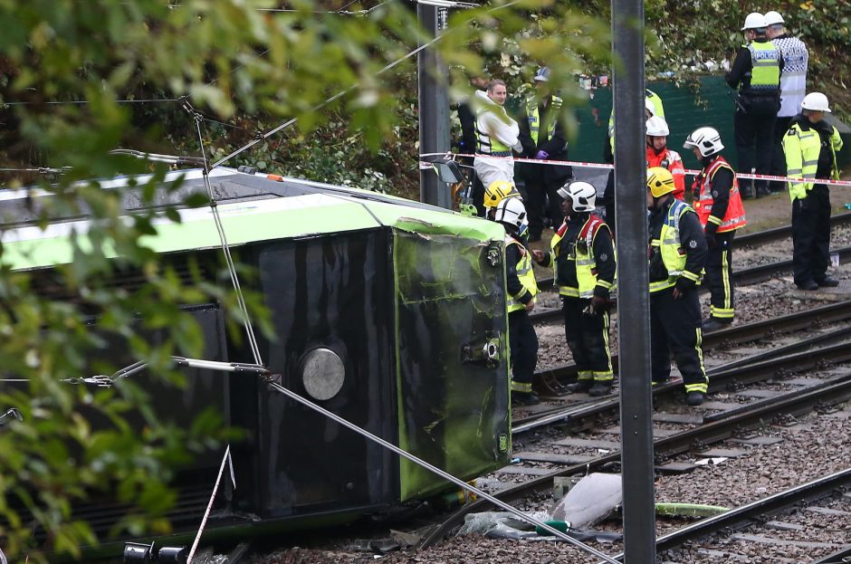 Londone apvirtus tramvajui žuvo žmogus, dar pusšimtis sužeista