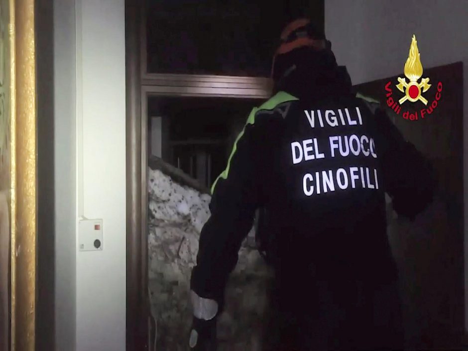 Italijoje lavina užgriuvo kalnų viešbutį, galimai žuvo dešimtys žmonių