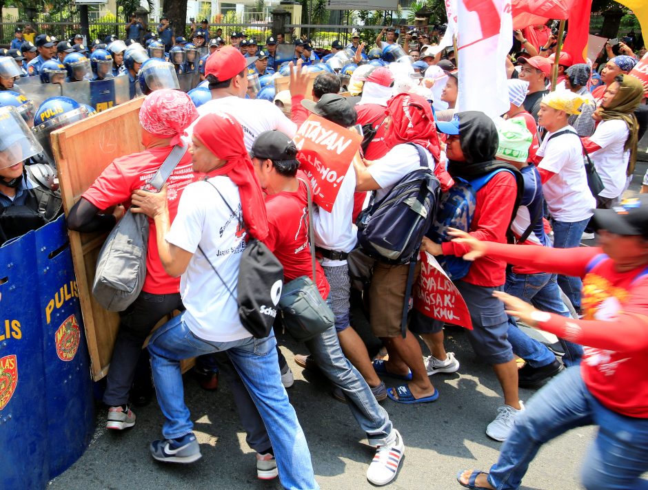 Tarptautinę darbo dieną pasaulyje – audringos demonstracijos