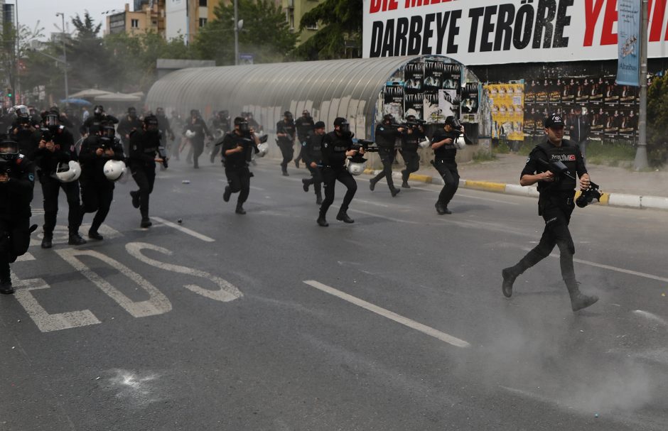 Tarptautinę darbo dieną pasaulyje – audringos demonstracijos