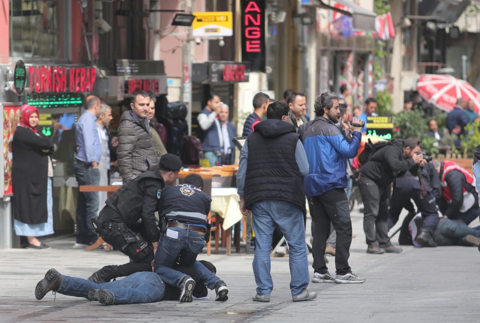 Tarptautinę darbo dieną pasaulyje – audringos demonstracijos