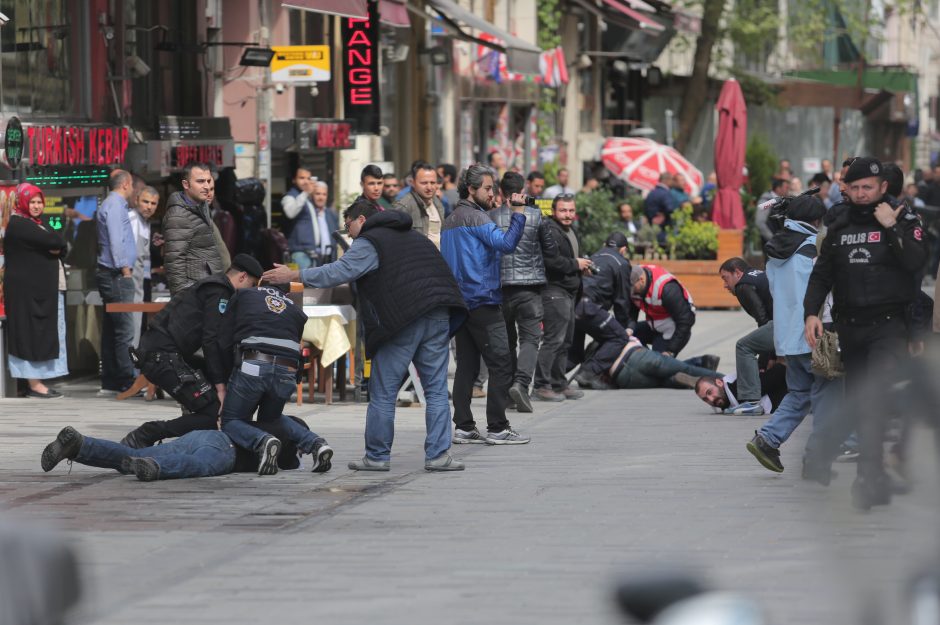 Tarptautinę darbo dieną pasaulyje – audringos demonstracijos