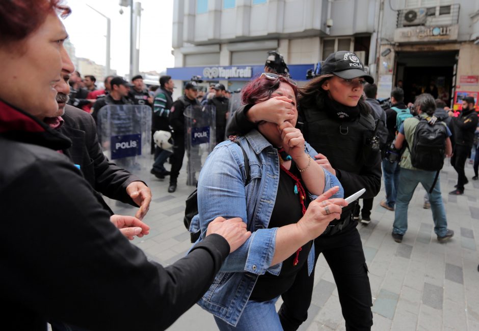 Tarptautinę darbo dieną pasaulyje – audringos demonstracijos