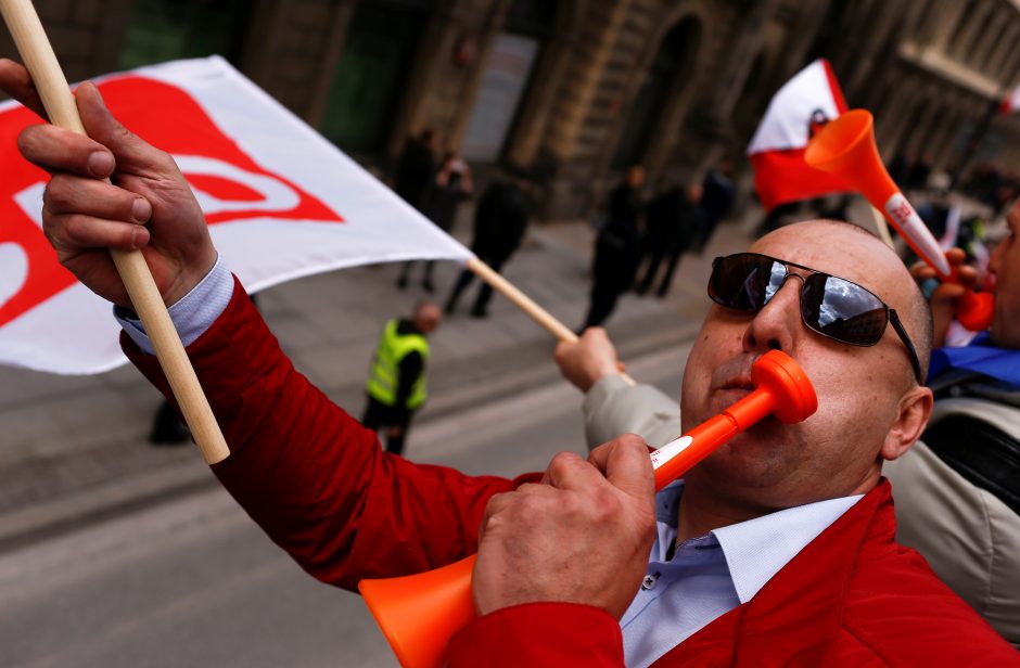 Tarptautinę darbo dieną pasaulyje – audringos demonstracijos