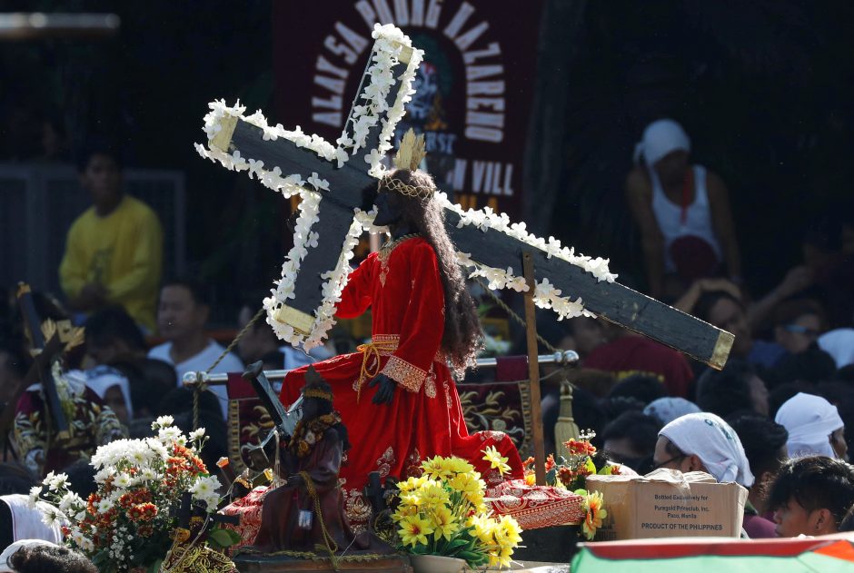 Filipinuose per didžiulę procesiją vežiojama Juodojo Nazariečio statula