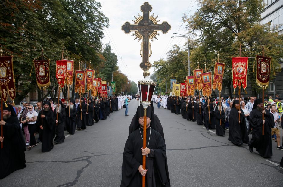 Ukrainoje tūkstančiai žmonių paminėjo šalies krikštą per Maskvos remiamą procesiją