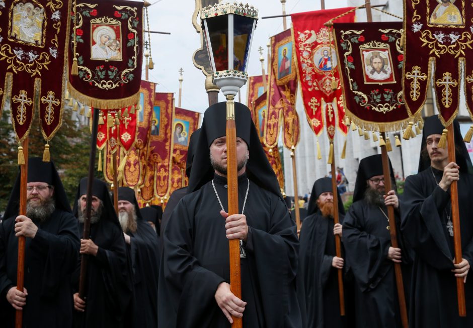 Ukrainoje tūkstančiai žmonių paminėjo šalies krikštą per Maskvos remiamą procesiją