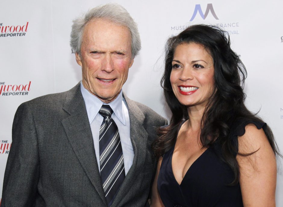 Holivudo žvaigždės C.Eastwoodo žmona padavė skyrybų prašymą