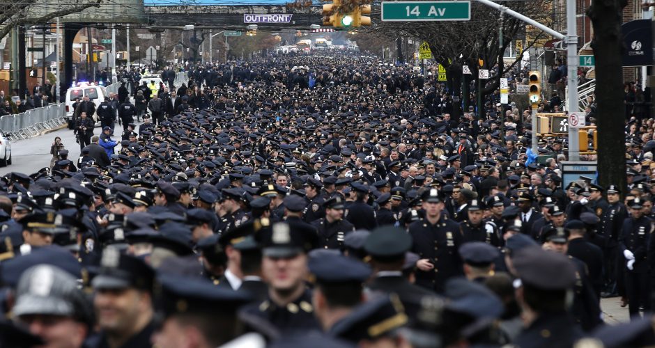 Niujorke tūkstančiai pareigūnų atsisveikino su nužudytu policininku