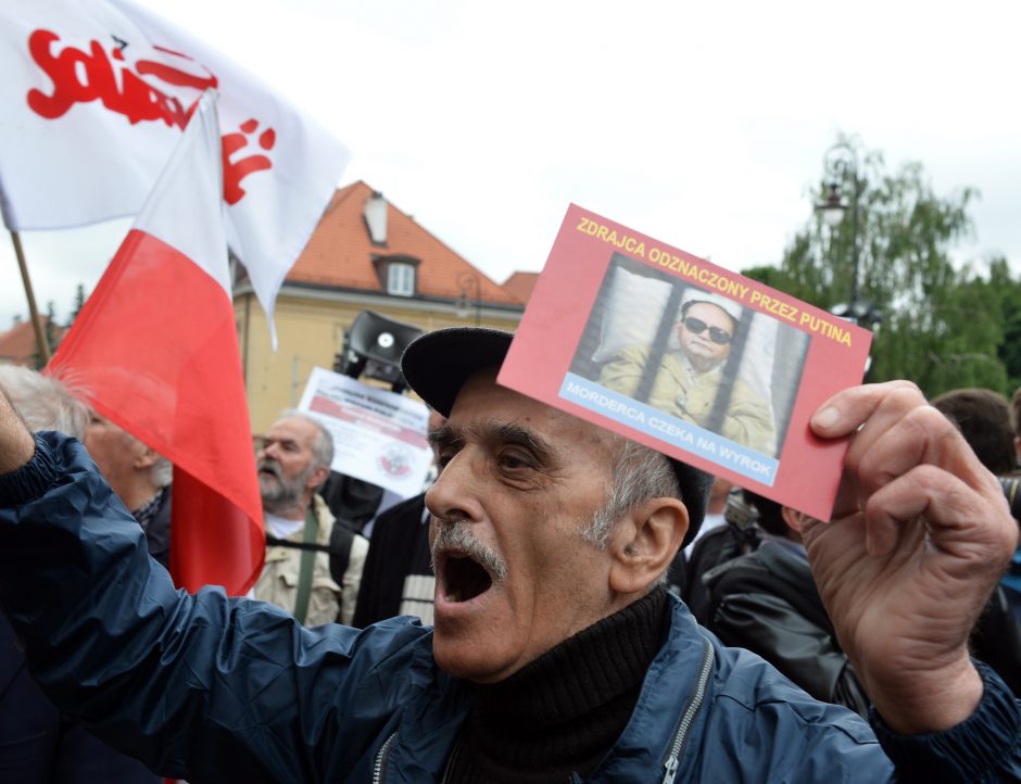 W. Jaruzelskis palaidotas vykstant protestams