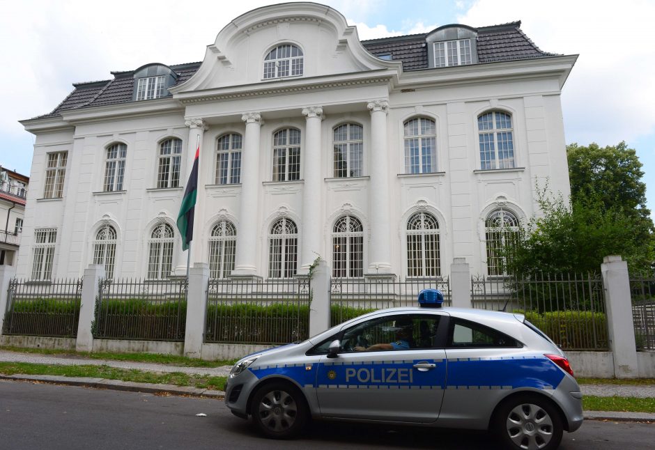 Berlyne prie Libijos ambasados mėgino susideginti jaunas vyras
