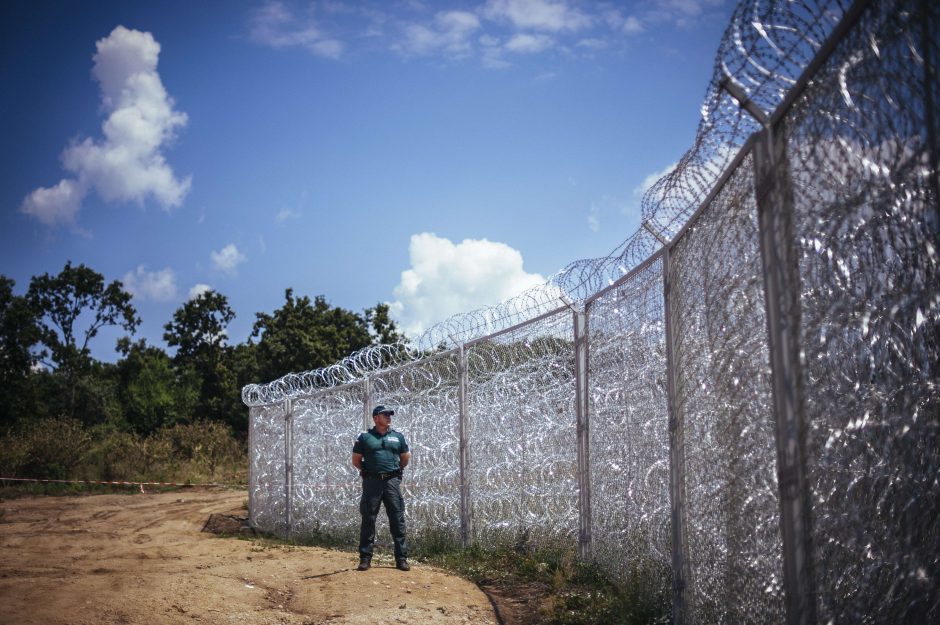 Bulgarija dislokuos prie sienos su Turkija iki tūkstančio karių