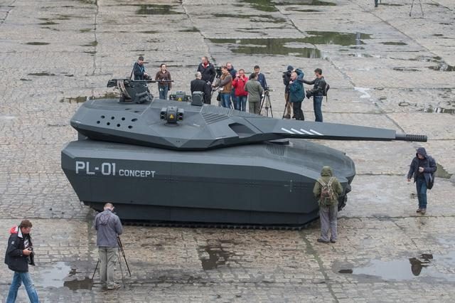 Naujas, lenkiškas... tankas: juda plieniniais arba guminiais vikšrais