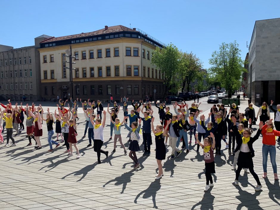 Masinis vaikų „flashmob‘as“ priminė prigimtines vaikų teises